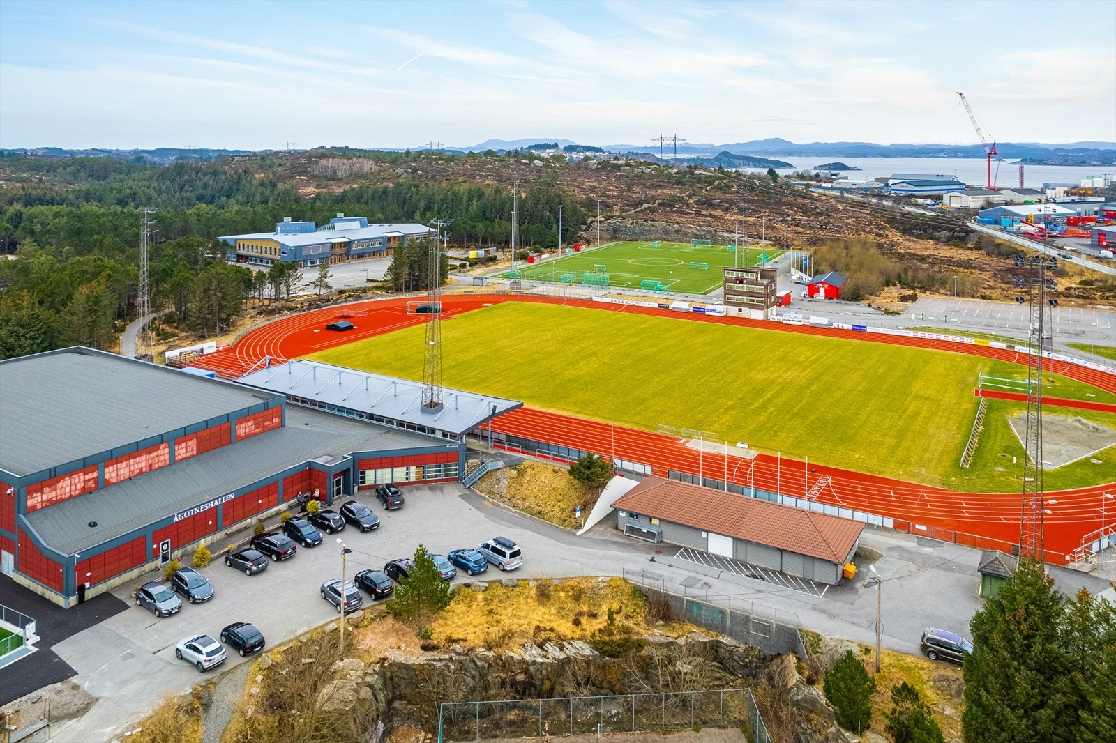 Ca. 2 minutters kjøretur til Ågotneshallen fra boligen. Galleribilde