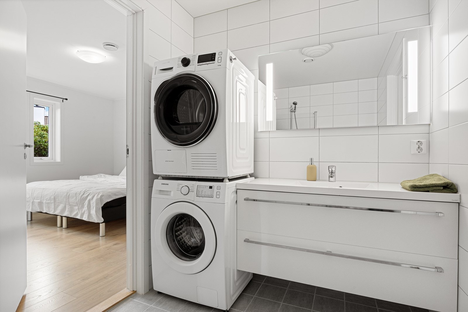Det er opplegg for vaskemaskin, noe som gjør det enkelt å ha vaskerutiner på badet. Galleribilde