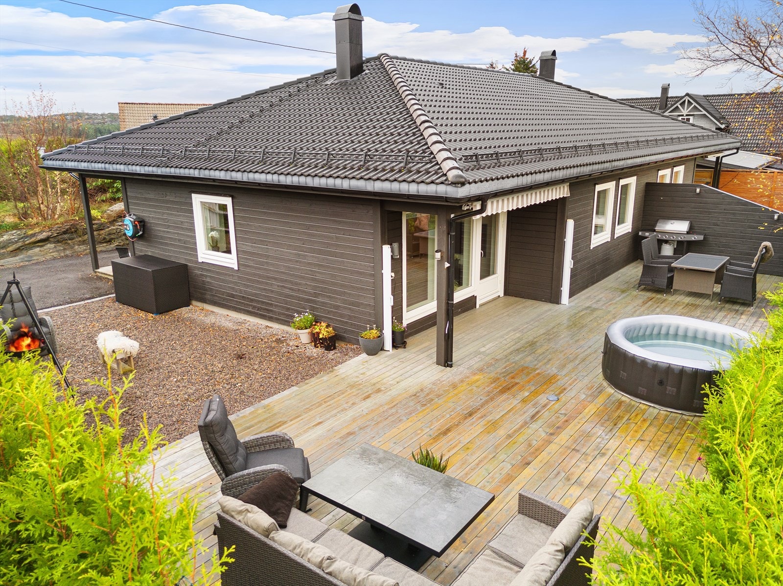 Uteområdet er opparbeidet med både terrasse, grus og asfaltert vei. Galleribilde