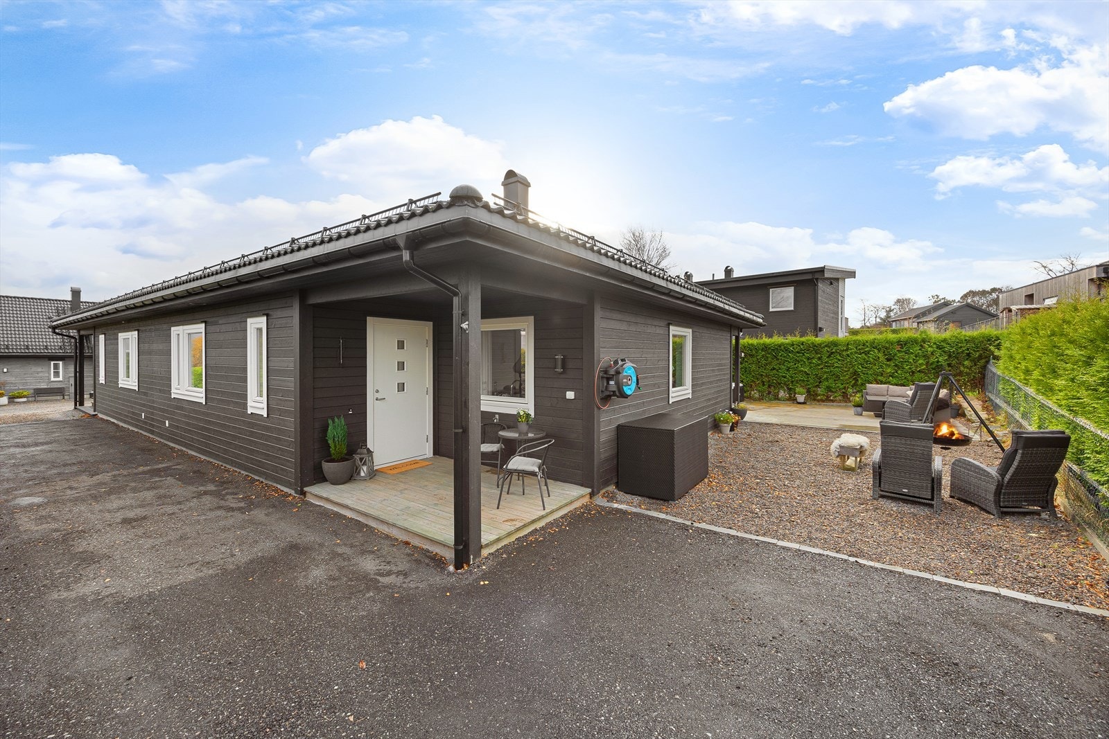 Boligens inngangsparti. Galleribilde