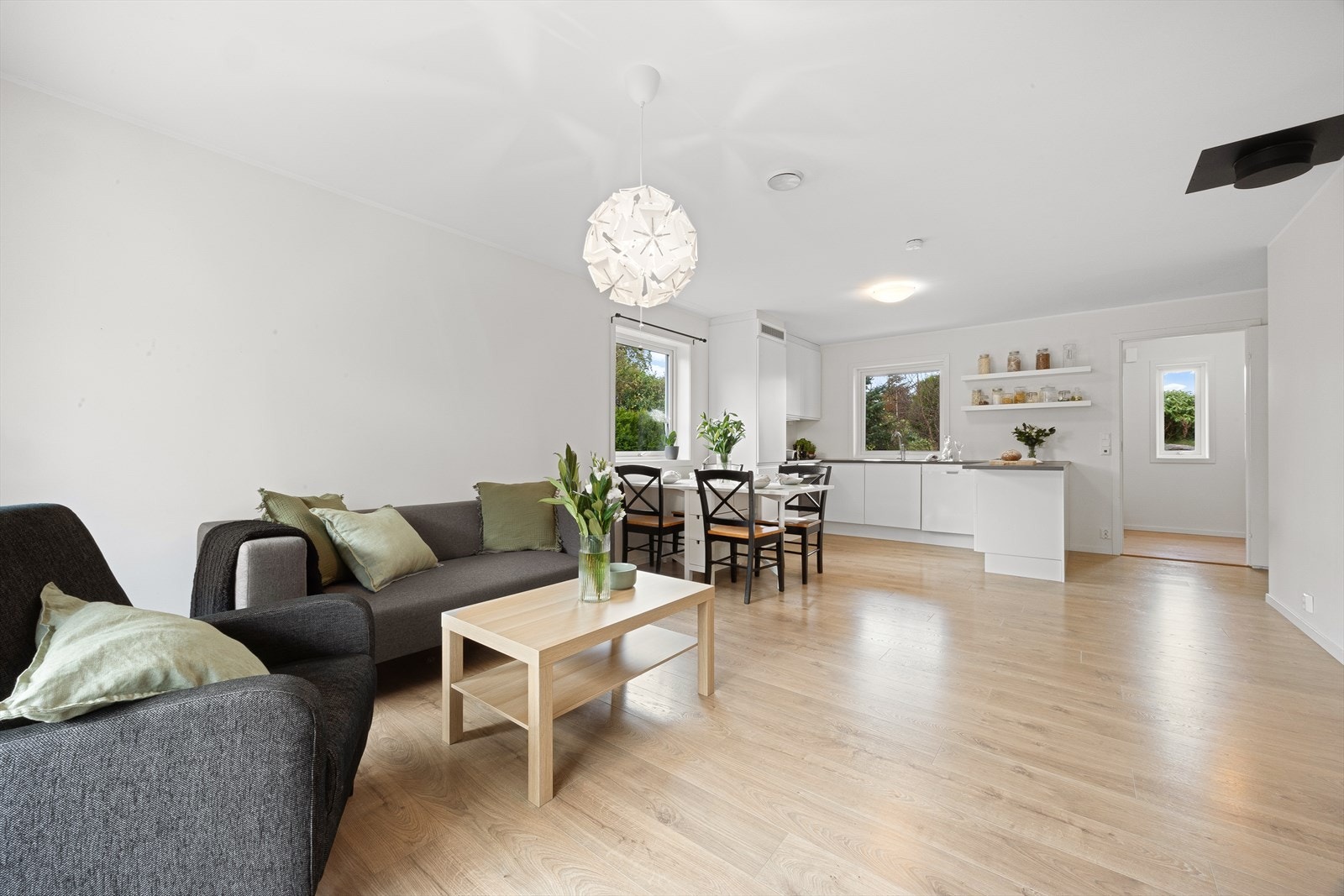 Stuen er innredet med god plass til både sofa, TV-møblement og spisebord. Galleribilde