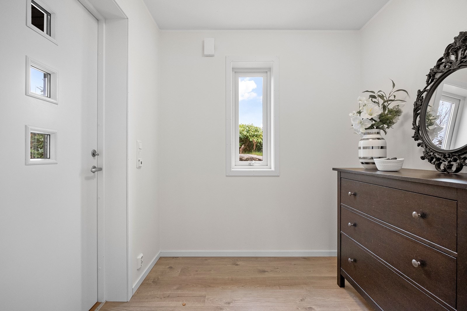 Boligen har en romslig og innbydende entré hvor det er god plass til å henge fra seg yttertøy og sko. Galleribilde