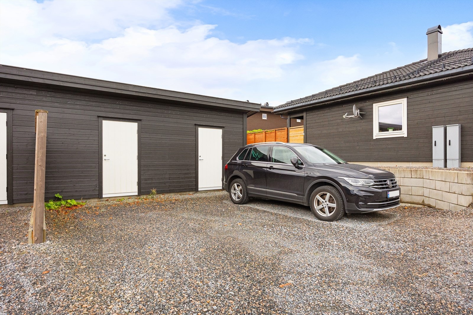 En romslig, ekstern bod på ca. 5 m² medfølger boligen og ligger lett tilgjengelig ved siden av boligen. Galleribilde