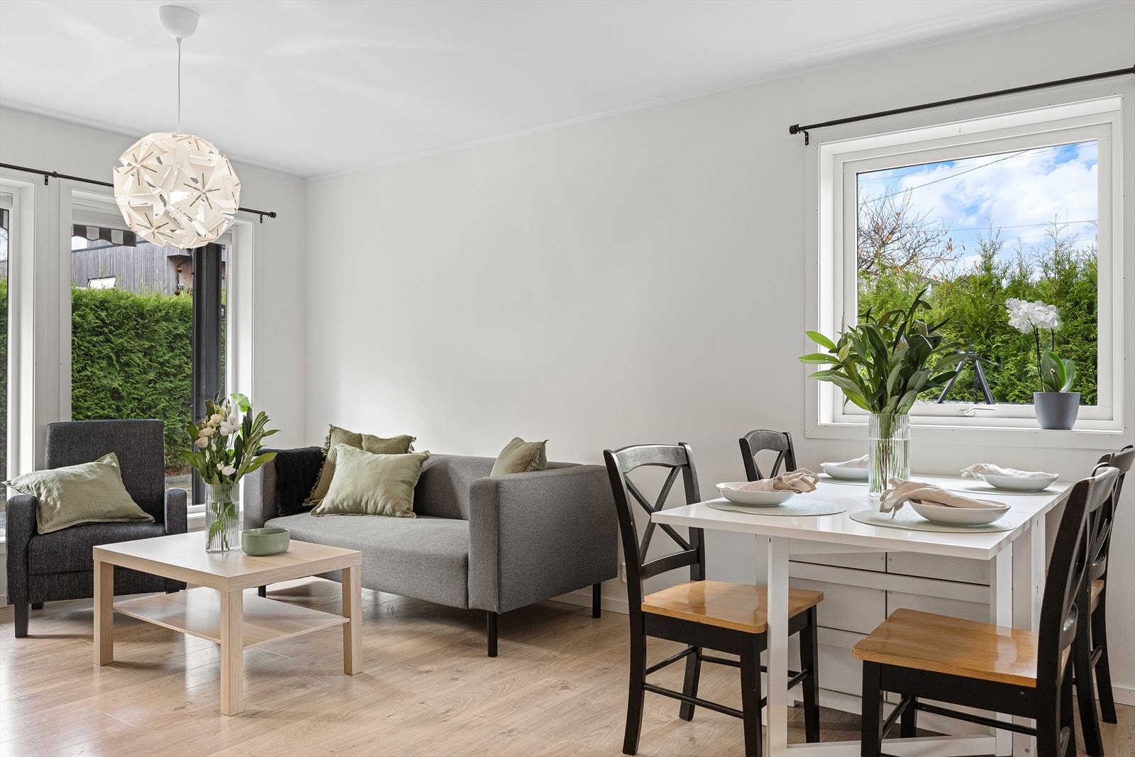 De flere vindusflatene slipper inn rikelig med naturlig lys, noe som gir en lys og trivelig opplevelse hele dagen. Galleribilde