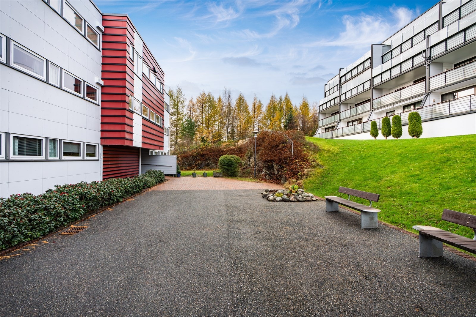 - Et etablert boligområde i rolige omgivelser med nærhet til flott natur samtidig som det er kort vei til de fleste servicetilbud og det meste man skulle trenge i hverdagen - Galleribilde