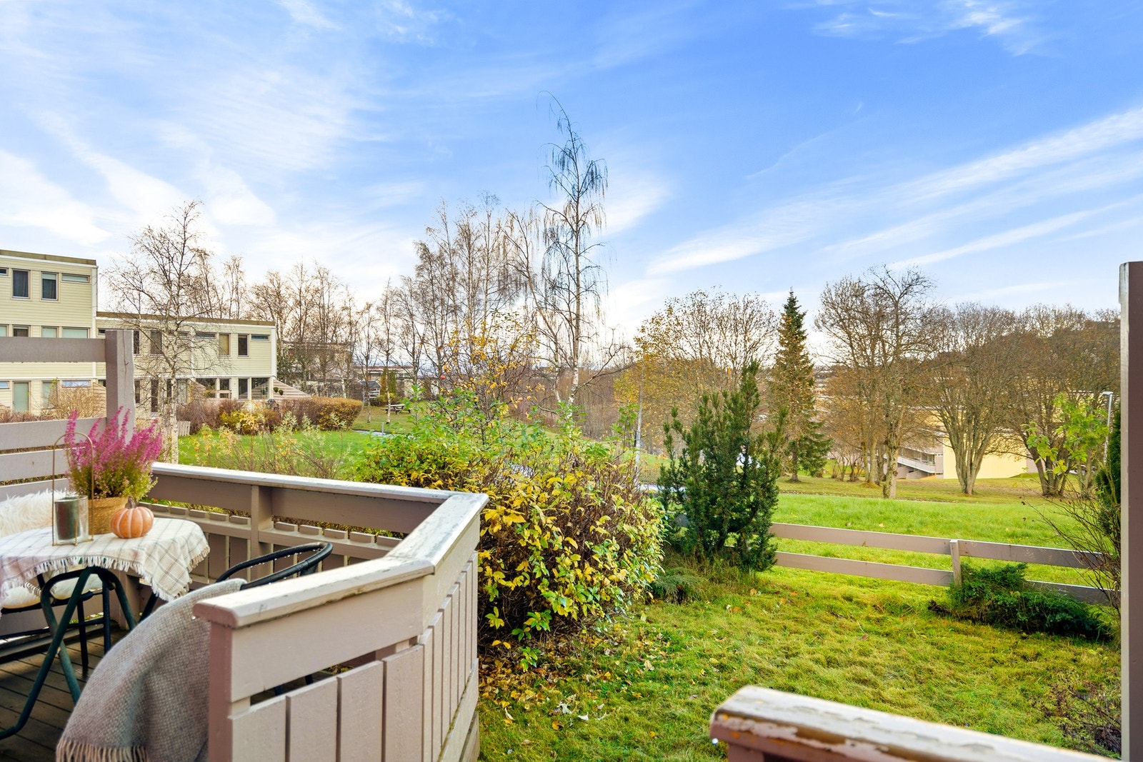 Boligen nyter en fantastisk fin beliggenhet. Pent opparbeidede fellesarealer med diverse beplantning. Galleribilde