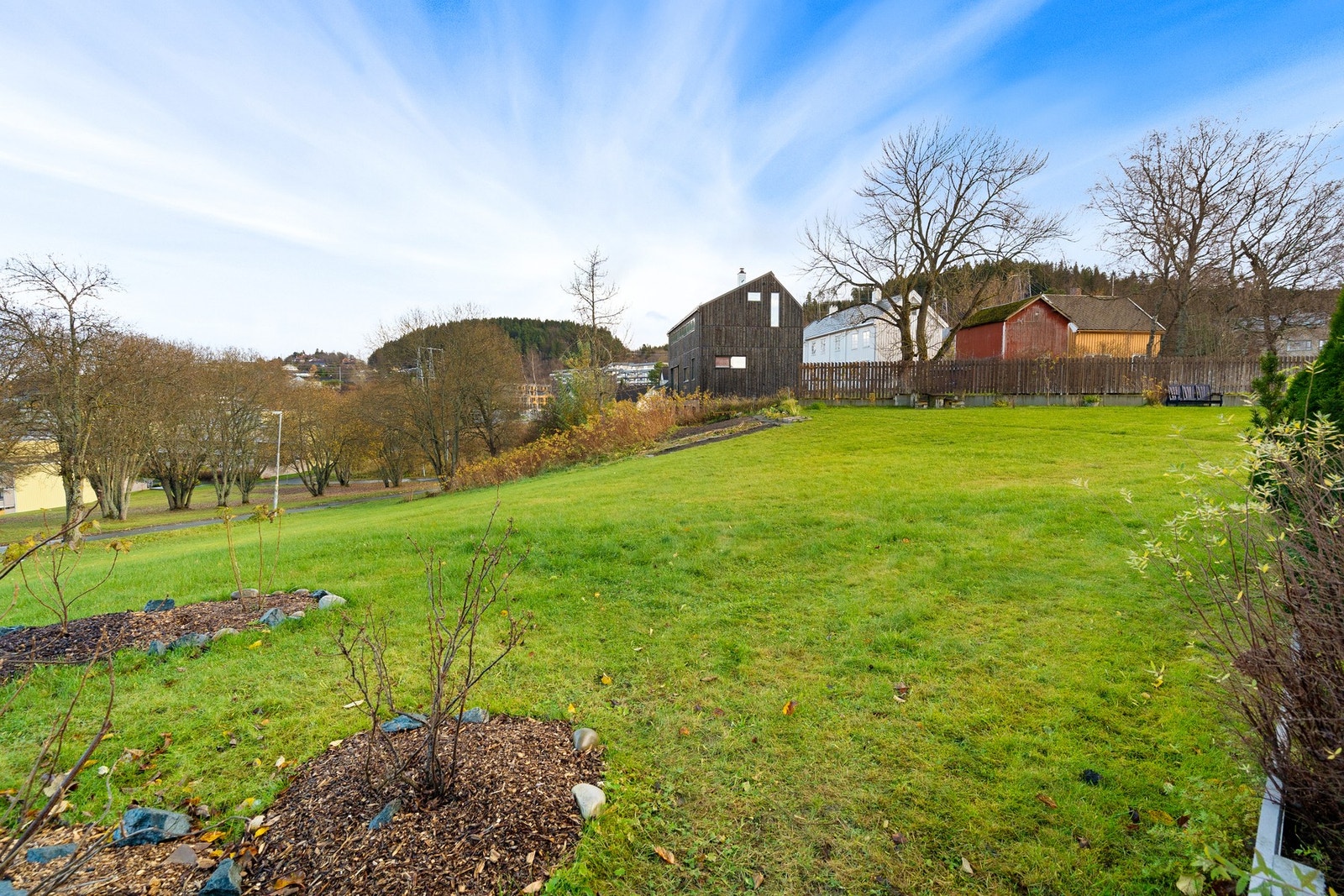 Luftige friarealer rundt blokka. Galleribilde