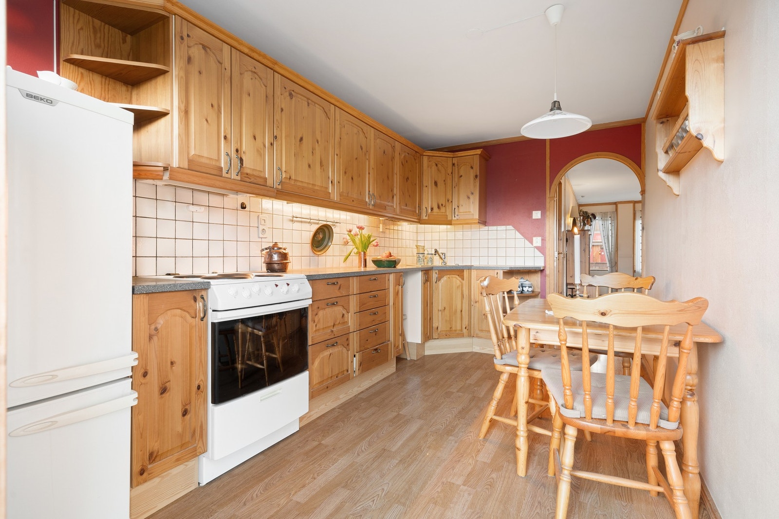 Kjøkkenet er velholdt og har rikelig med lagringsplass. Galleribilde