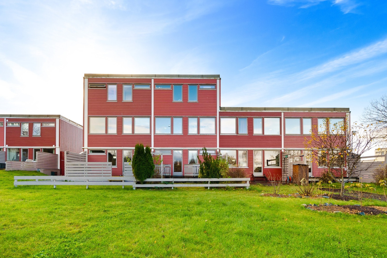 Fasade. Luftige grøntarealer rundt blokkene. Galleribilde