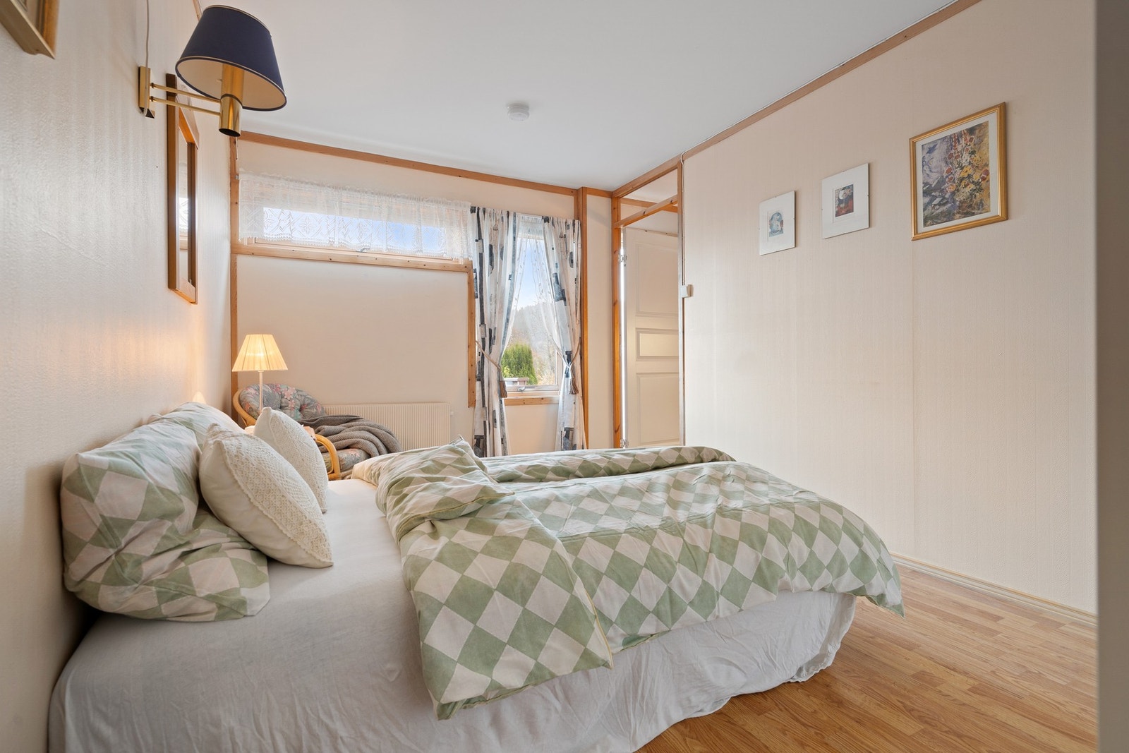 God plass til dobbeltseng samt tilhørende møblement. Galleribilde