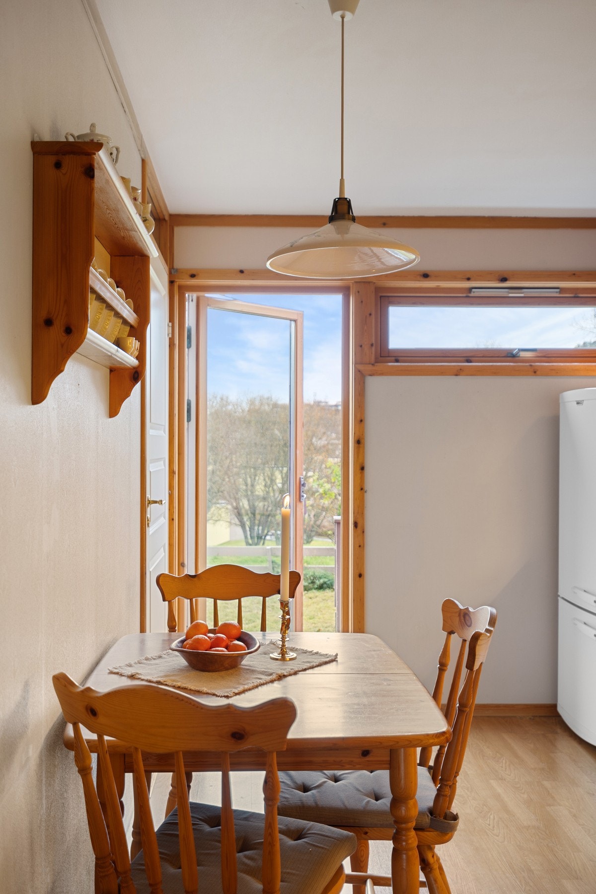 God plass til frokostbord på kjøkkenet. Balkongdør rett ut på en av boligens to uteplasser. Galleribilde