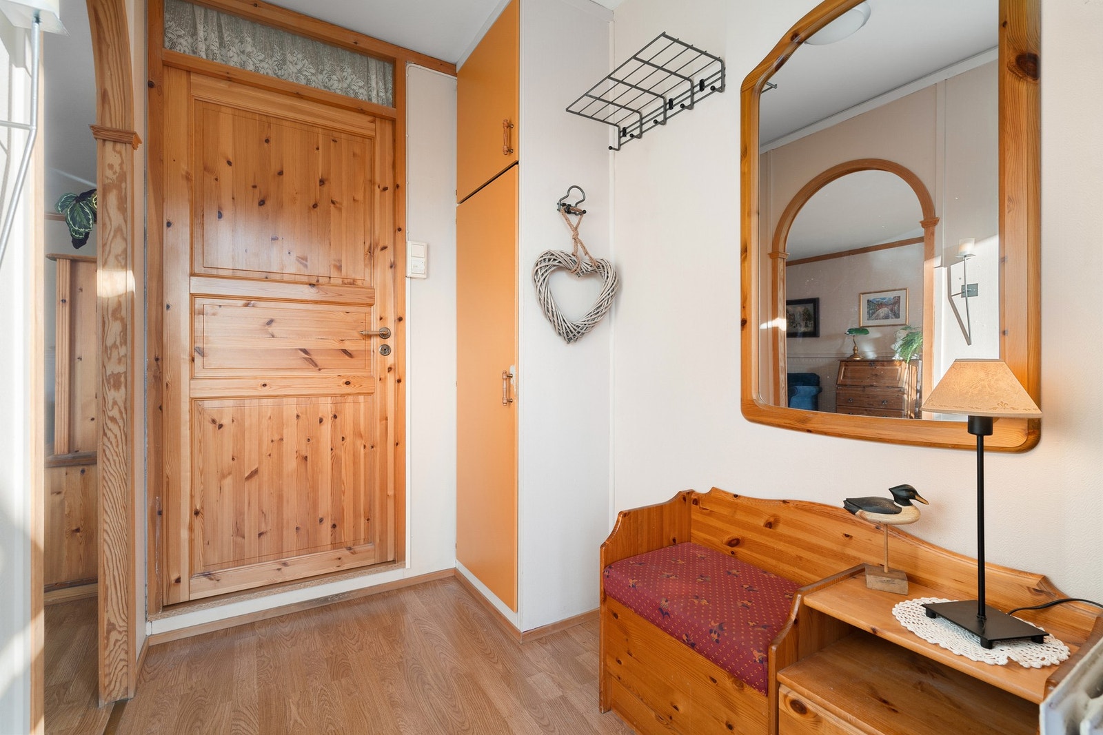 Lys og pen gang med mye lagringskapasitet. I tillegg har leiligheten en egen intern bod samt en stor bod i kjeller. Galleribilde