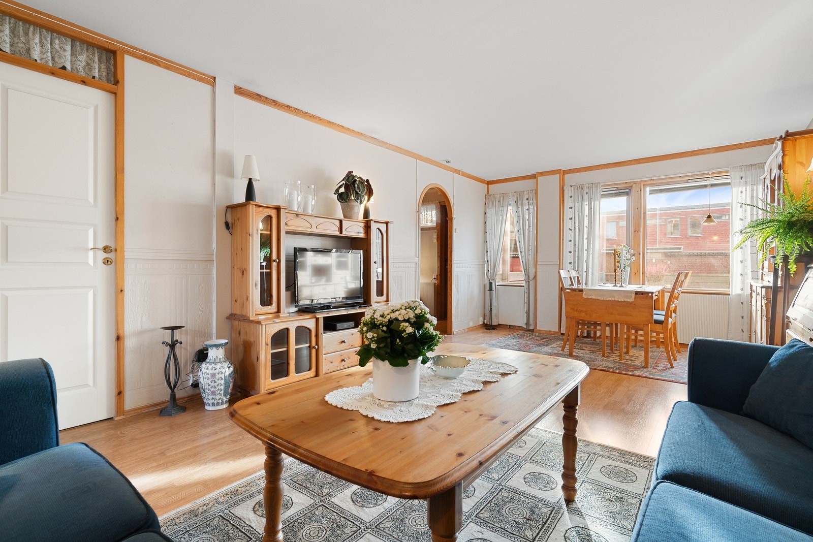 De store vindusflatene sørger for rikelig med naturlig lys inn i leiligheten. Galleribilde