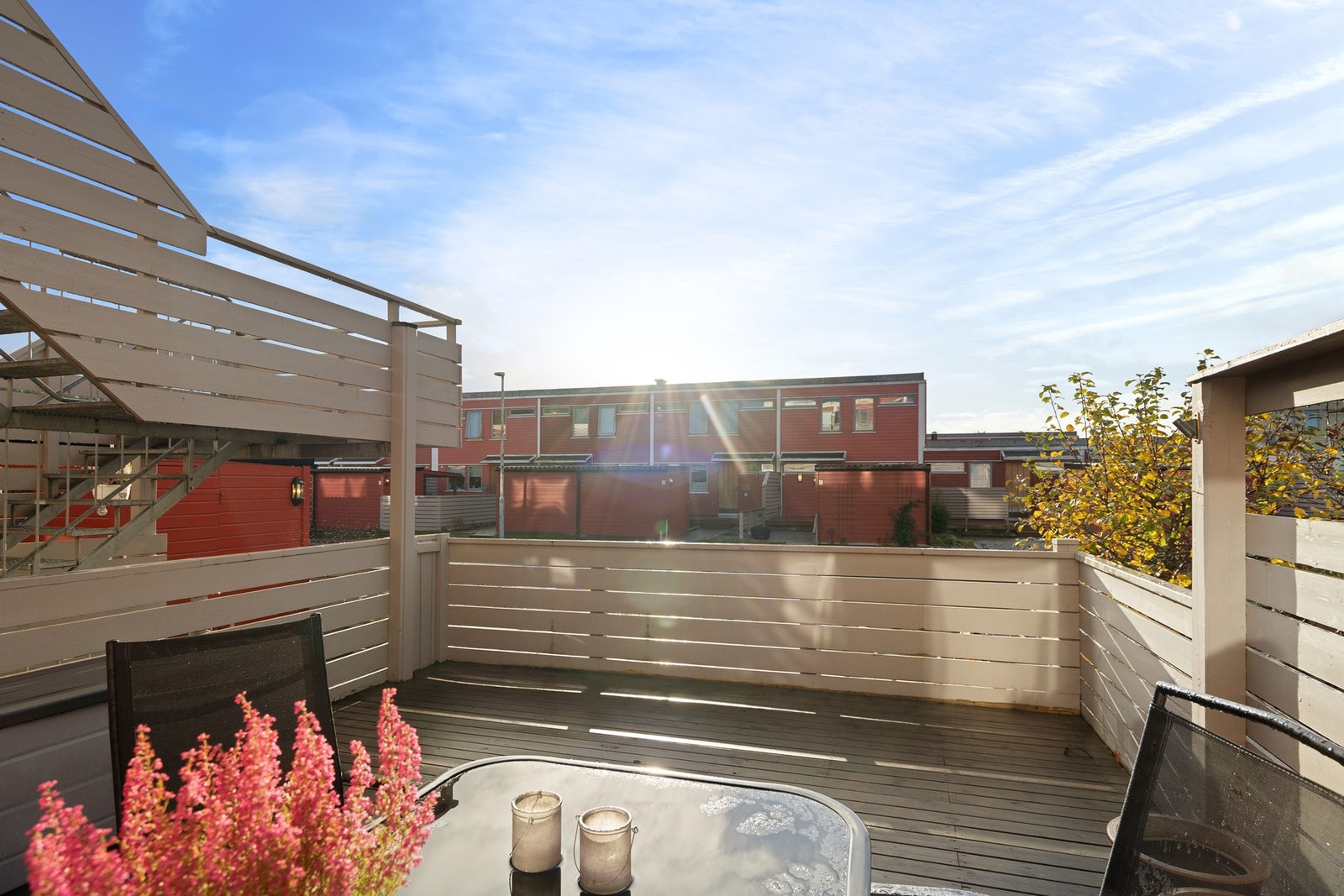 På den vestvendte terrassen kan man nyte lang solgang. Galleribilde