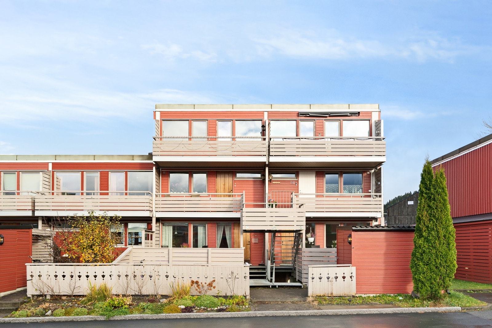 Fasade. Praktisk adgang fra bakkeplan. Galleribilde