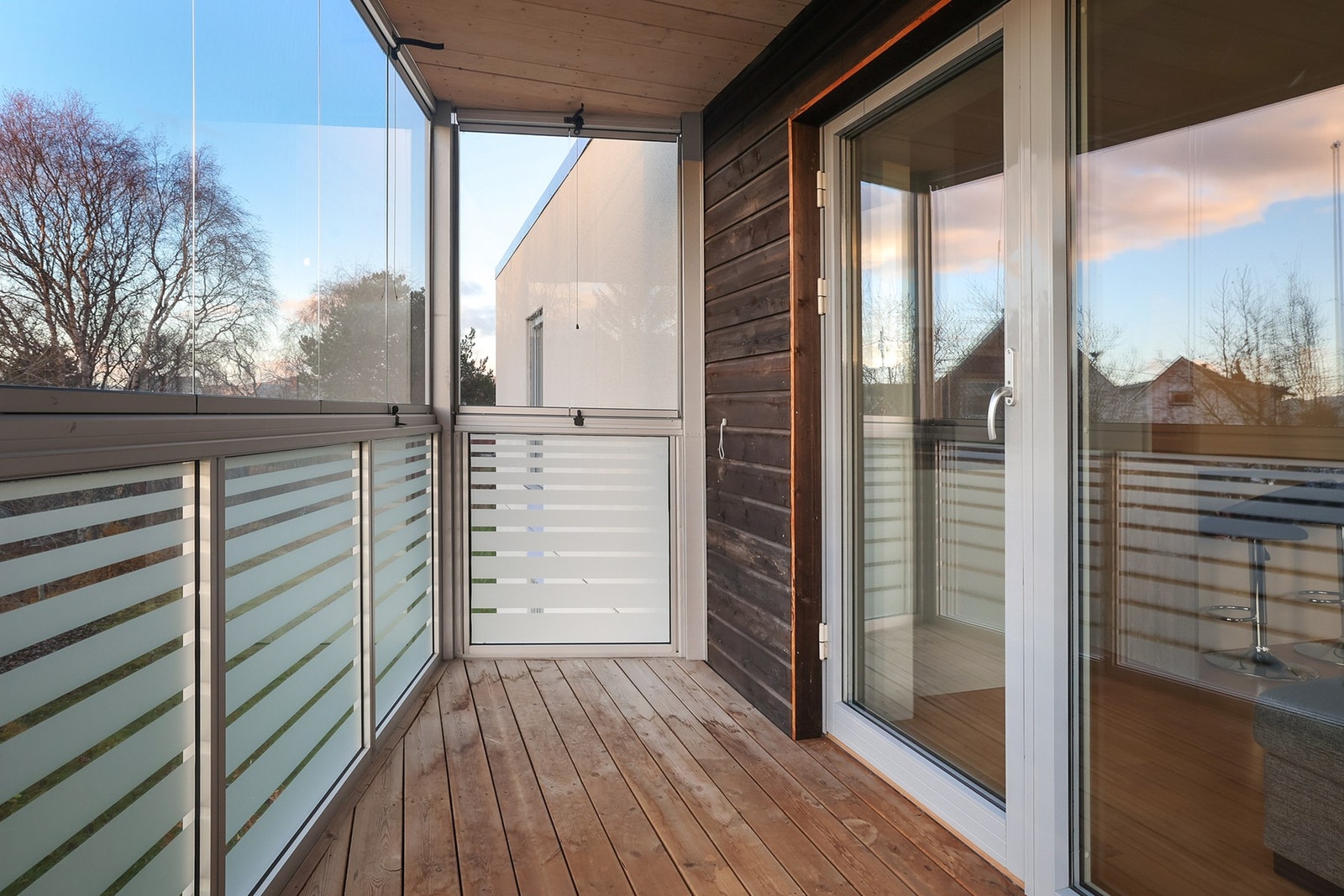 Innglasset balkong med plass til mindre møblement, perfekt for å nyte morgen kaffen. Galleribilde