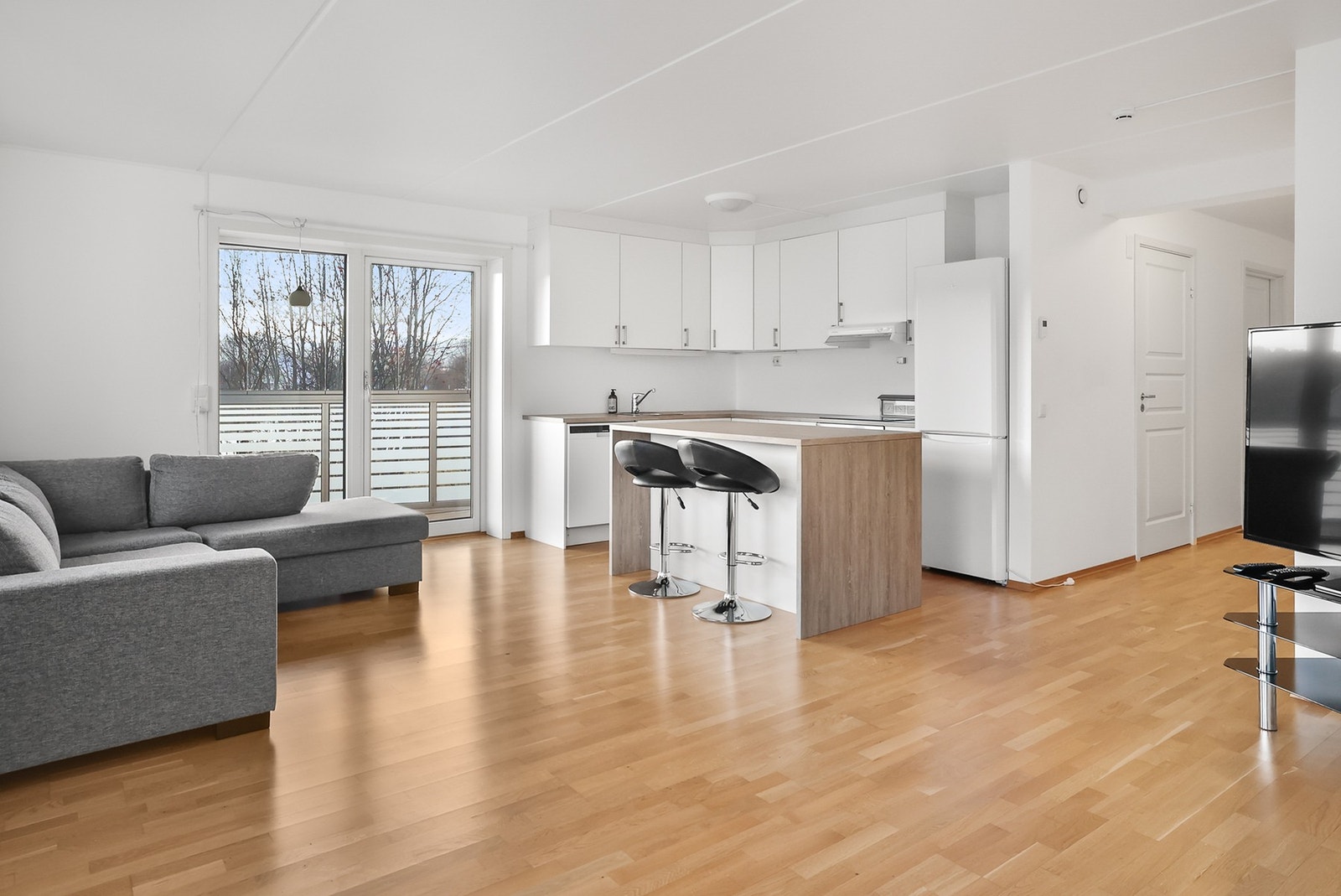 Fra stue/kjøkken er det utgang til innglasset balkong, som er perfekt for å nyte både sommer- og vinterdager. Galleribilde