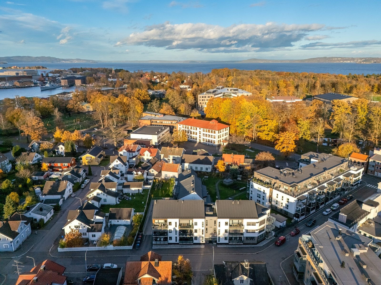 Det er kort gange til Hortenskanalen og idylliske Karljohansvern. På festningsverket Karljohansvern finner du badestrender, flotte turområder og den populære kyststien. På området er det også kafeer og gallerier. Galleribilde