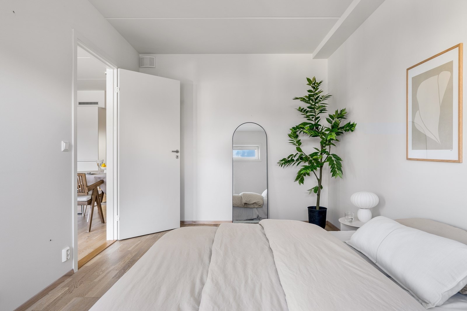 Hovedsoverommet har god plass til dobbeltseng med tilhørende møblement. Galleribilde