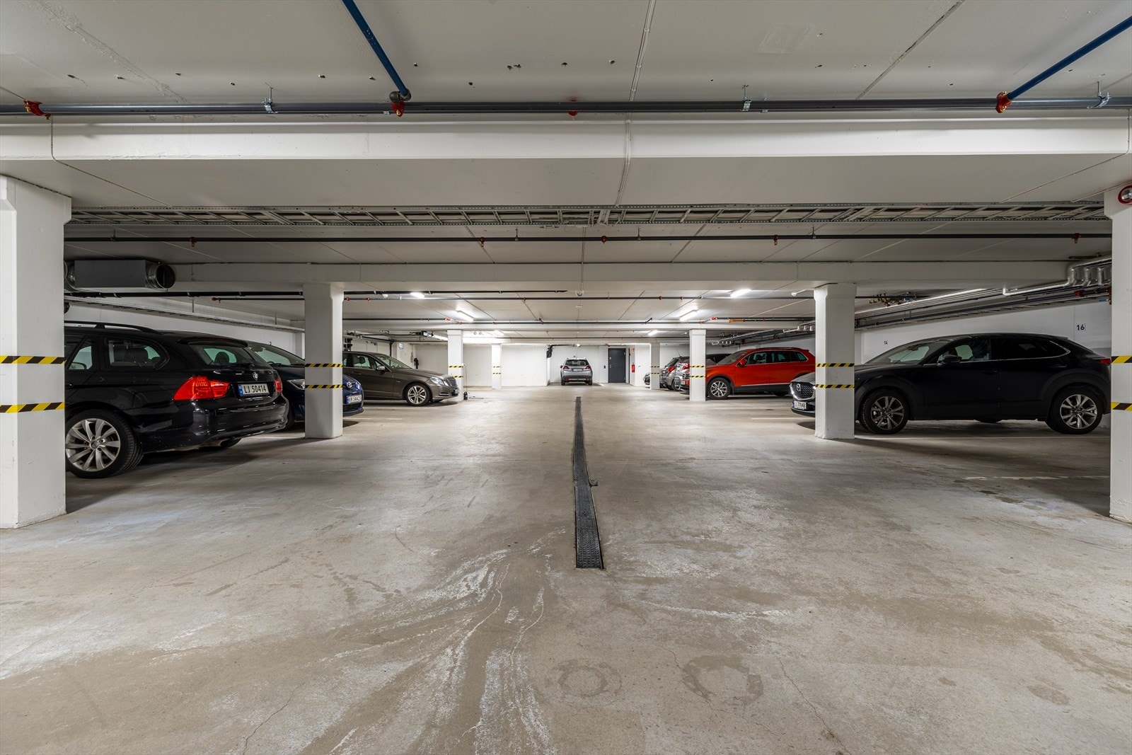 En parkeringsplass (nr. 14) og lagringsbod medfølger i felles garasjekjeller. Galleribilde