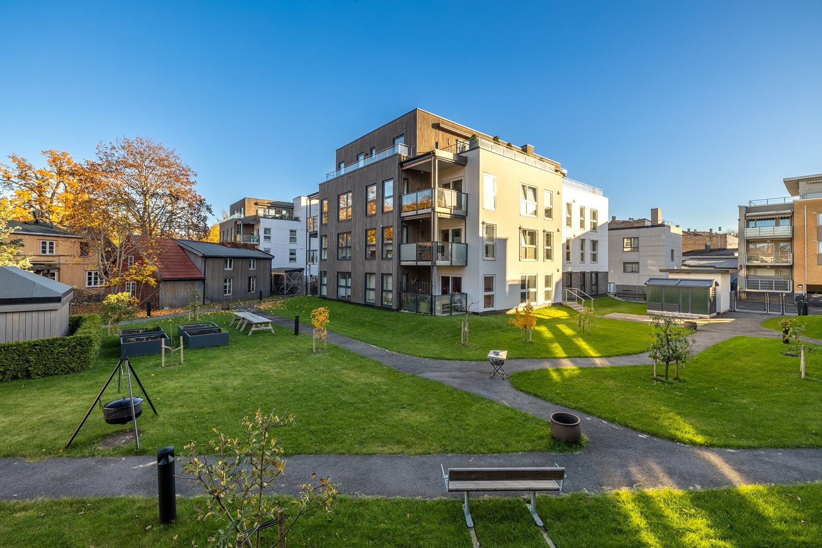 Særdeles innbydende og koselig fellestomt som er flott opparbeidet med gressplen, grønnsakskasser, lekeplass og sitteplasser. Galleribilde