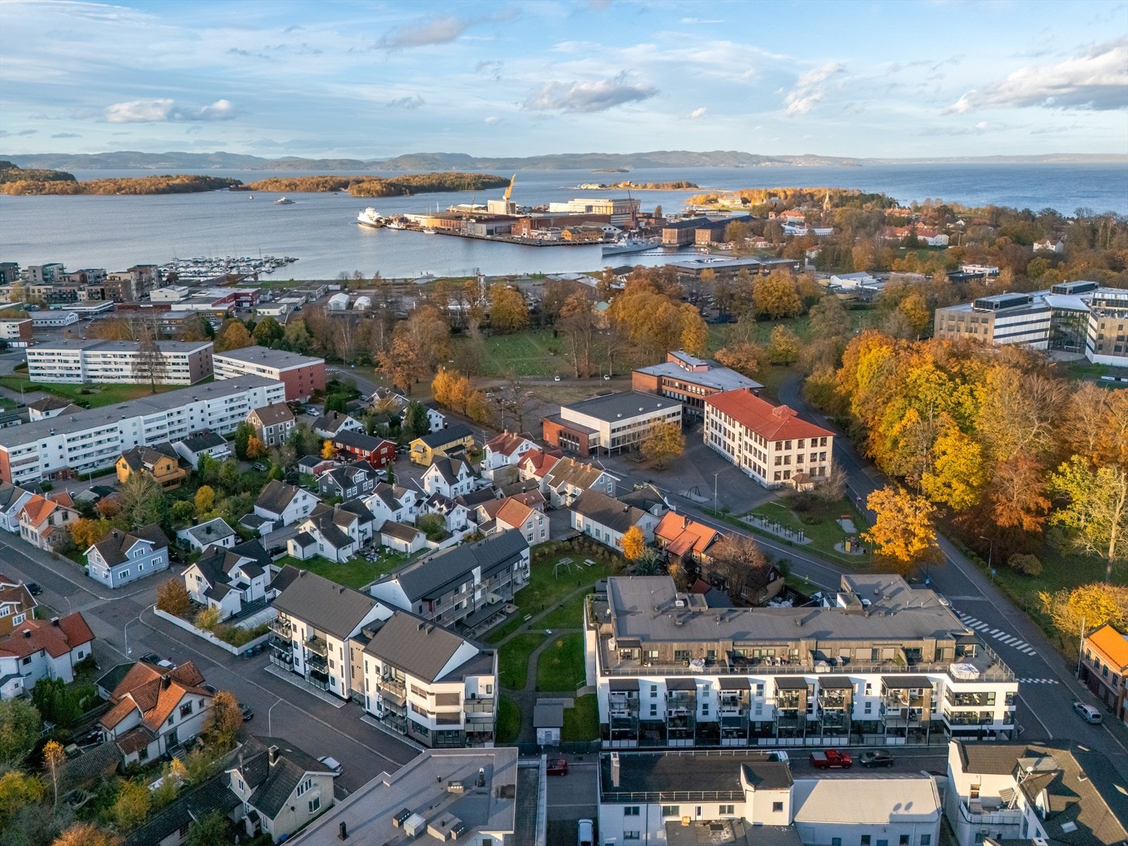 Det er også kort vei til Horten sentrum med sine forretninger, kjøpesentre, caféer, restauranter, kaffebarer og bibliotek. Nærmeste dagligvare er Kiwi i Torggata som har lange åpningstider. Galleribilde