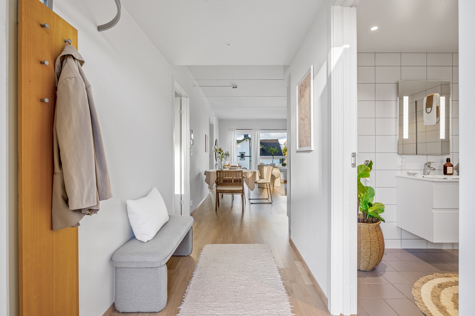 En hyggelig entré ønsker velkommen inn. Her er det fint plass til oppheng av yttertøy og plassering av sko som er i daglig bruk. Galleribilde