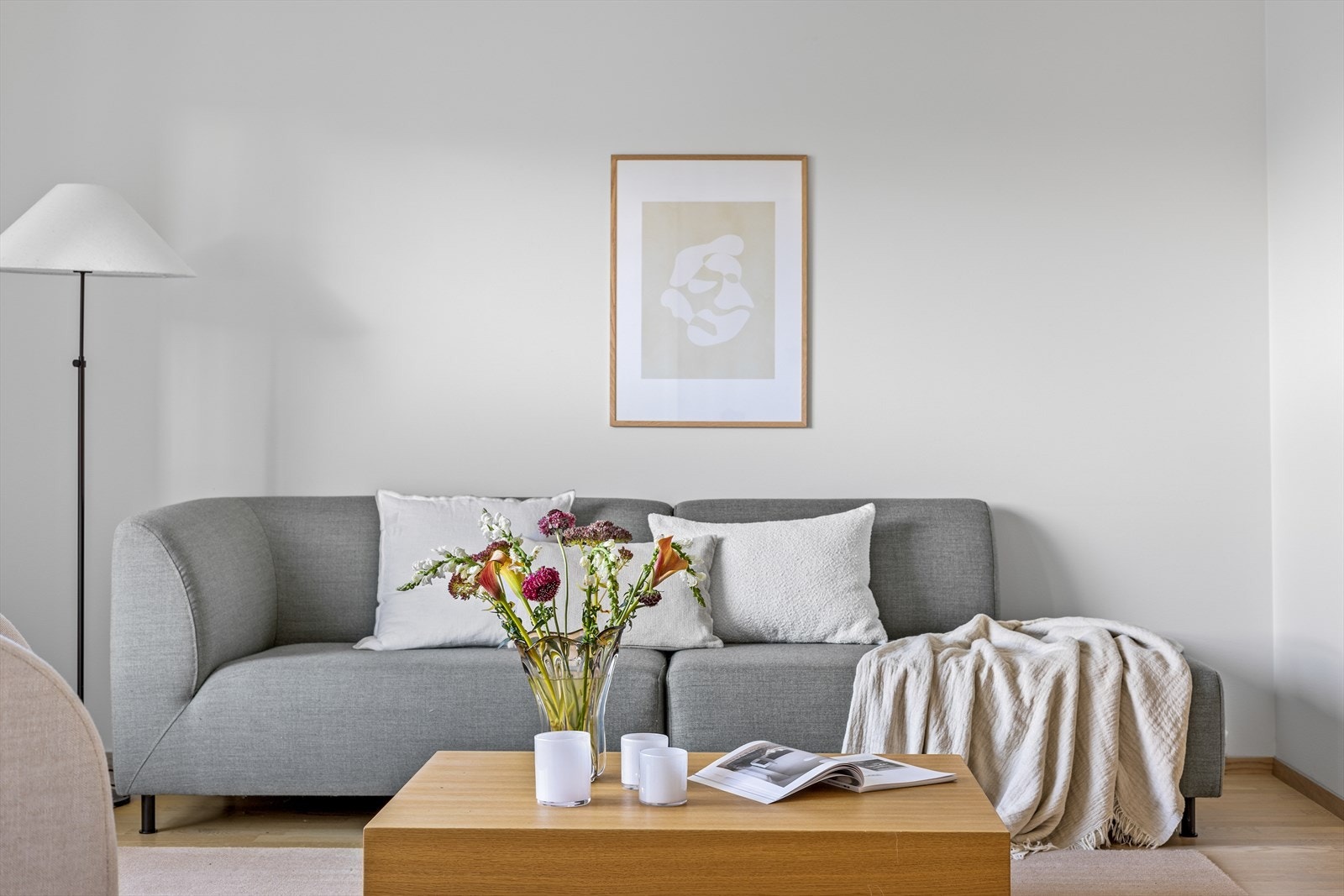 Gjennomgående i hele leiligheten fra 2020 er moderne, lyse og tidløse overflater fra gulv til tak. Galleribilde