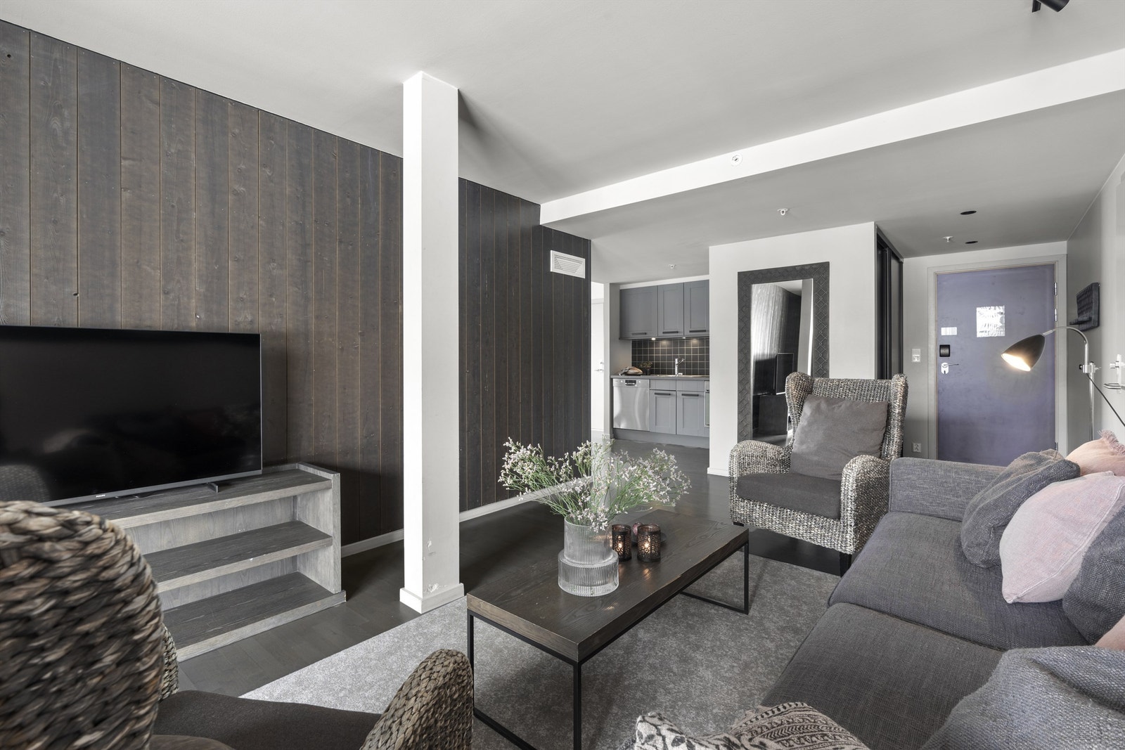 Stue med tildels åpen kjøkkenløsning. Galleribilde