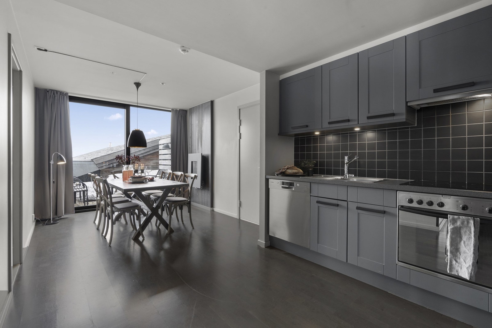 Spisestuen i egen sone, i forlengelsen av kjøkkenet. Galleribilde