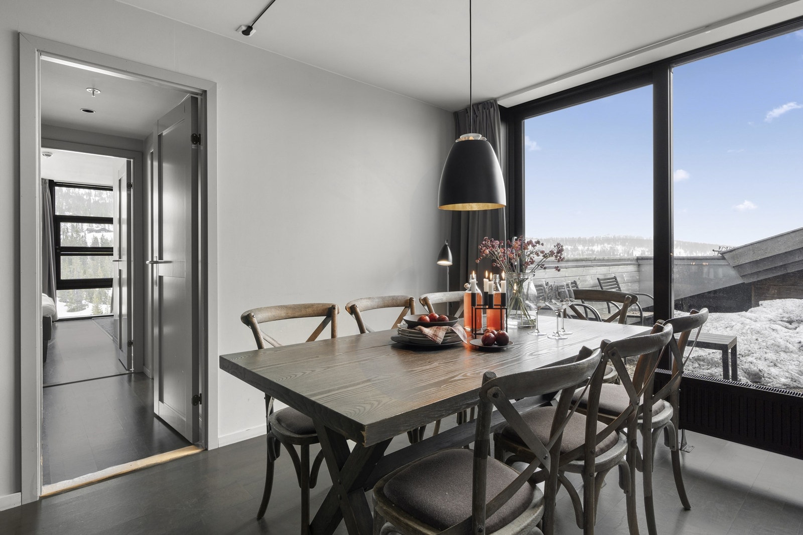 Fra spisestuen er det utgang til 19 kvm. solrik balkong. Galleribilde