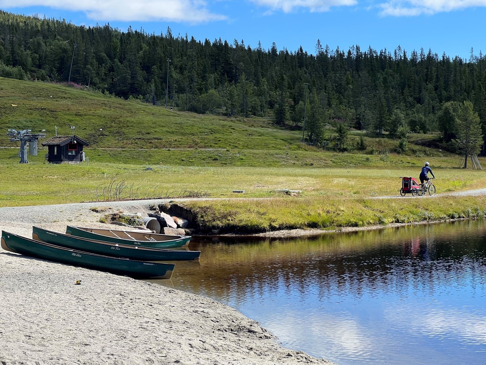 Områdebilde med kanoutleie på resorten. Galleribilde