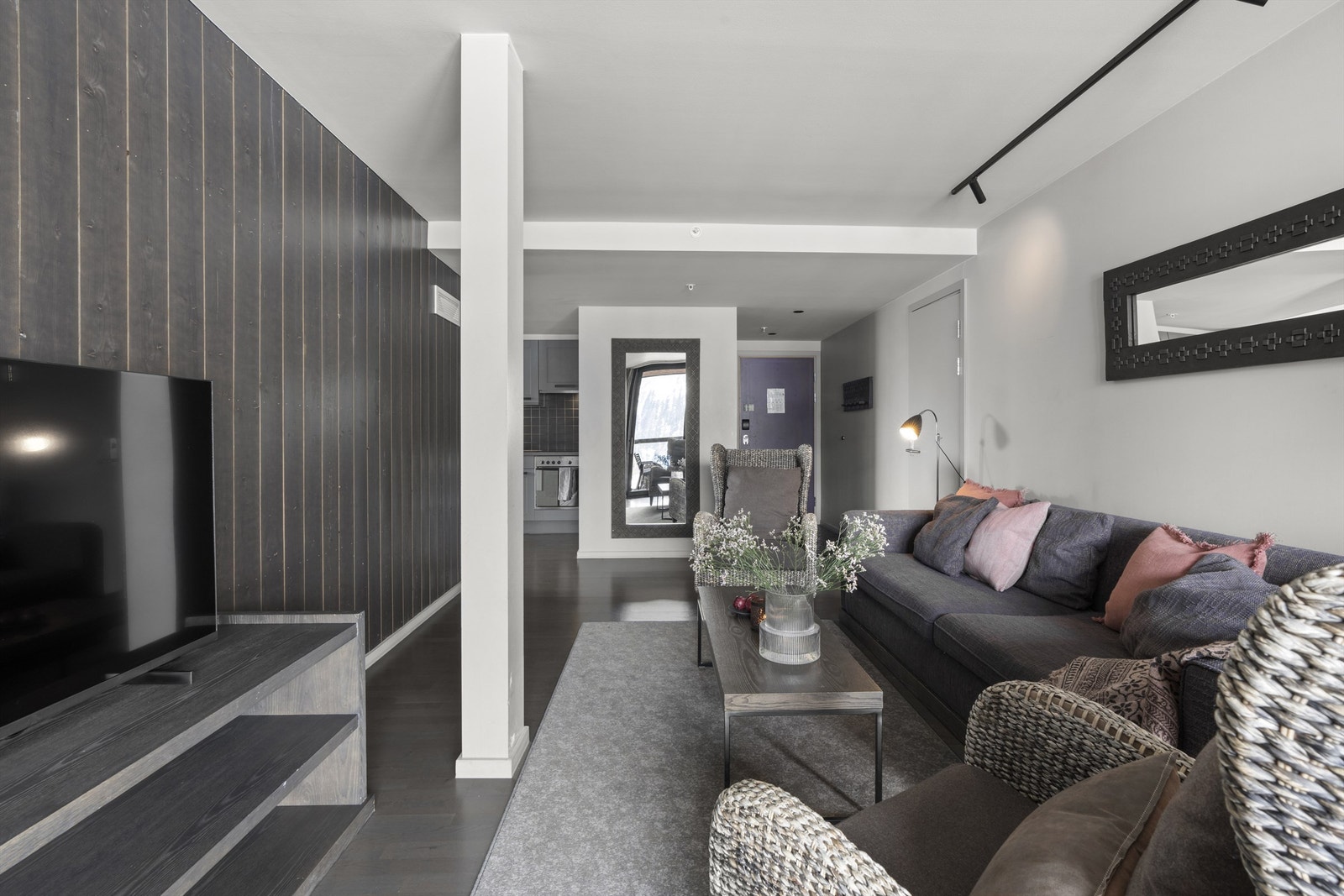 Leiligheten leveres med komplett møbel og utstyrspakke for et behagelig ferieopphold. Leiligheten er noe ekstraordinært pyntet, med noen detaljer som ikke medfølger. Galleribilde