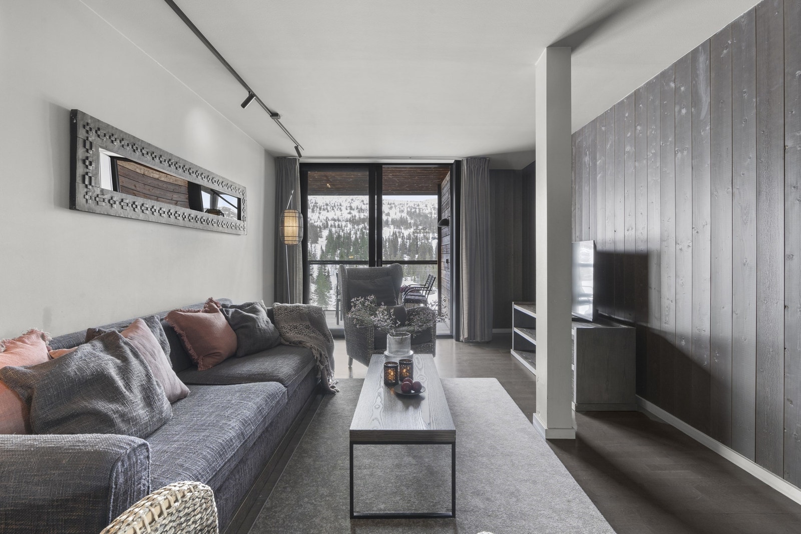 Lys og luftig stue med "gulv-til-tak" vinduer og fabelaktig utsikt. Galleribilde