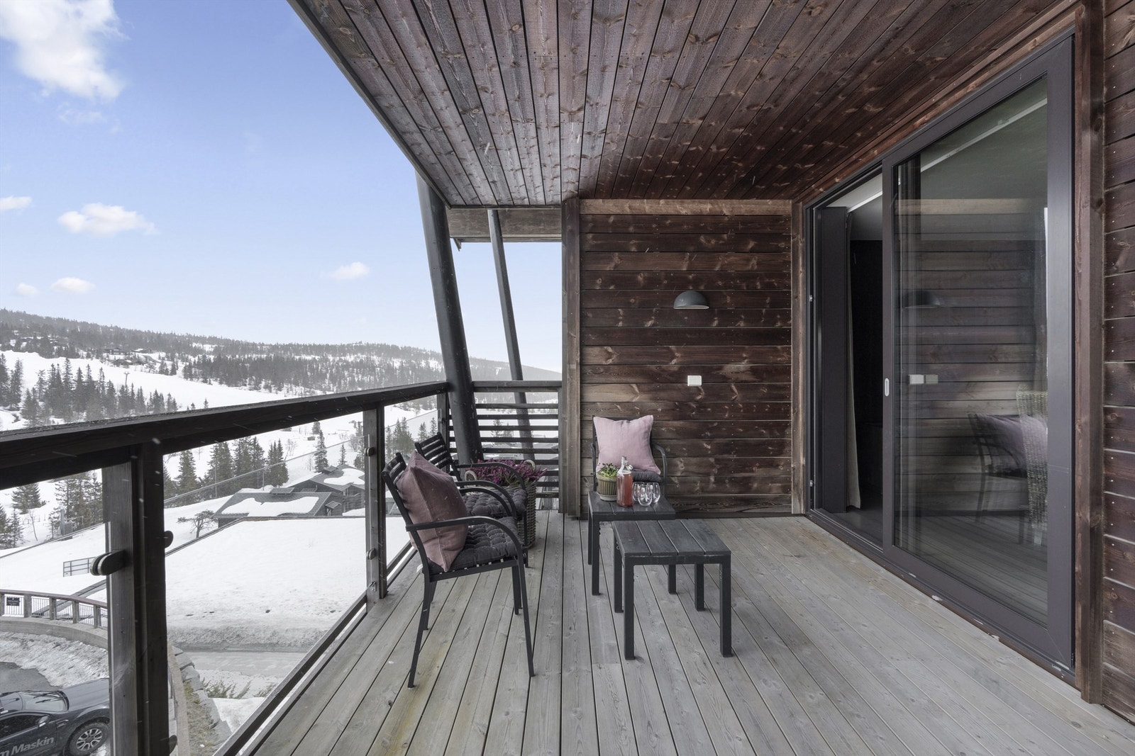 16,5 kvm. overbygget balkong med vid utsikt mot Bøseter, alpintbakken og fjellene Dansarflaten og Augunshaug. Galleribilde