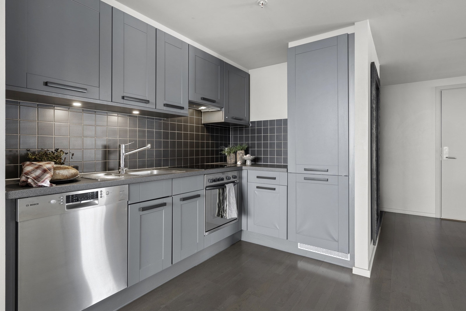 Fullutrustet kjøkken med med alt som trengs av hvitevarer, kopper og kar. Ett av skapene er låsbart for lagring av private ting for eier. Galleribilde