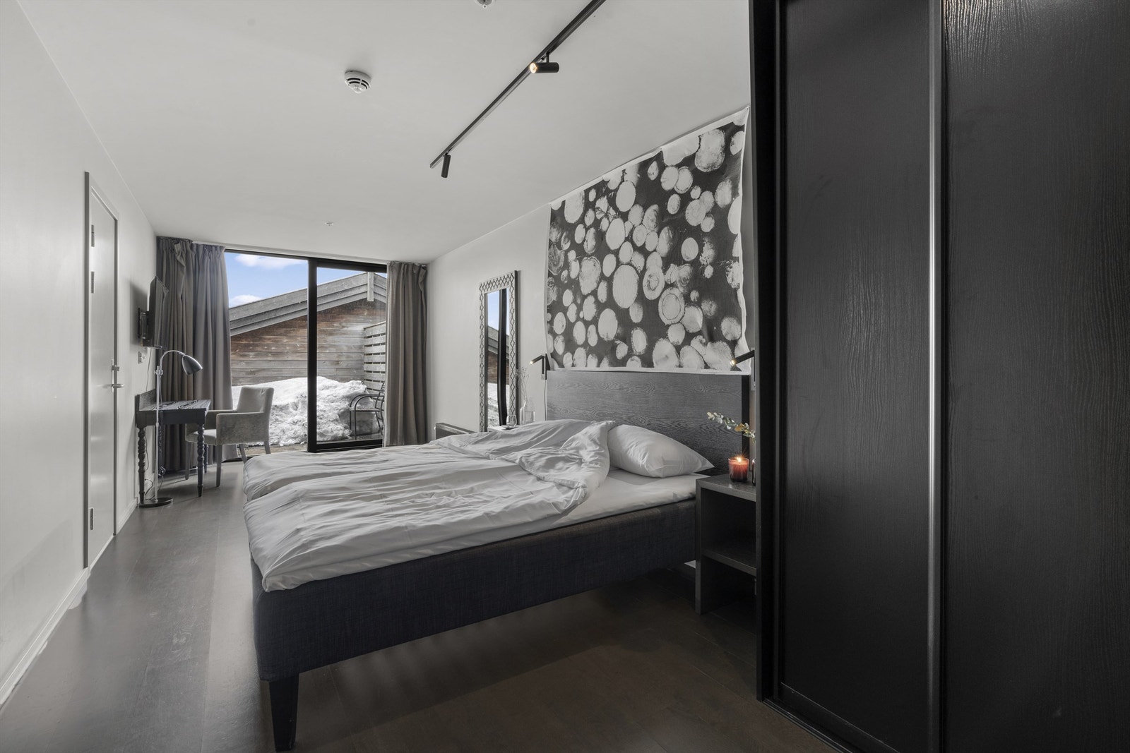 Rom 1601 har egen inngang, bad/wc, tv og utgang til veranda. Rommet kan slås sammen eller separeres fra suitedelen etter behov. I skyvedørsgarderoben er det lov å sette inn et låsbart skap til lagring for eier. Galleribilde