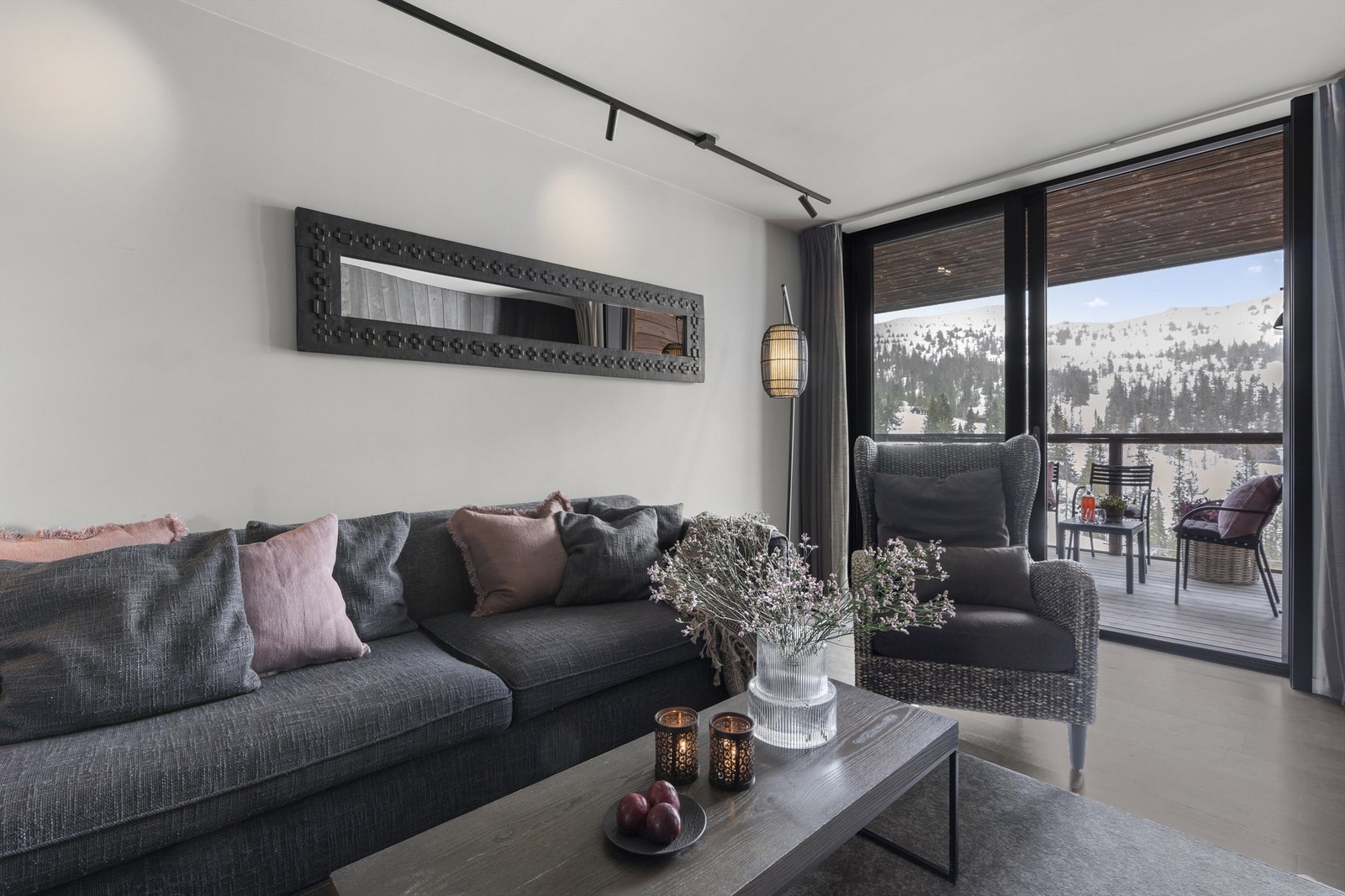 Lys og luftig stue med "gulv-til-tak" vinduer og fabelaktig utsikt. Galleribilde