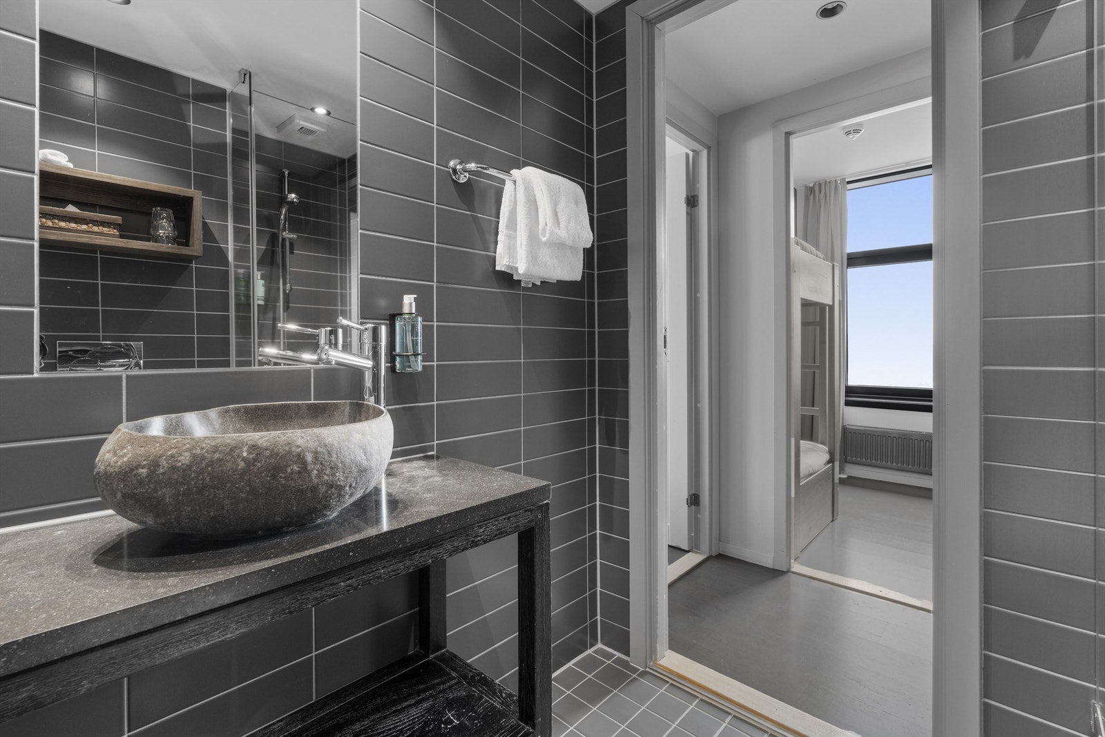 Baderommet i suitedelen ligger tett på soverommene. Galleribilde