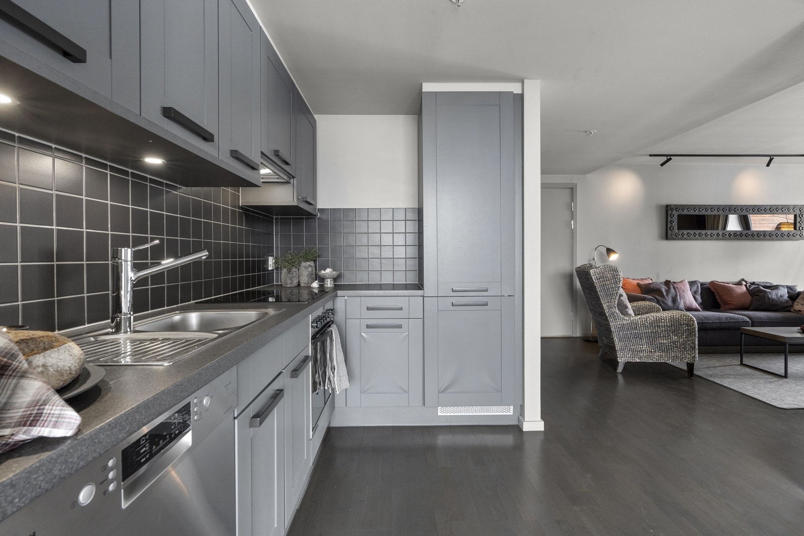 Fullutrustet kjøkken med med alt som trengs av hvitevarer, kopper og kar. Ett av skapene er låsbart for lagring av private ting for eier. Galleribilde