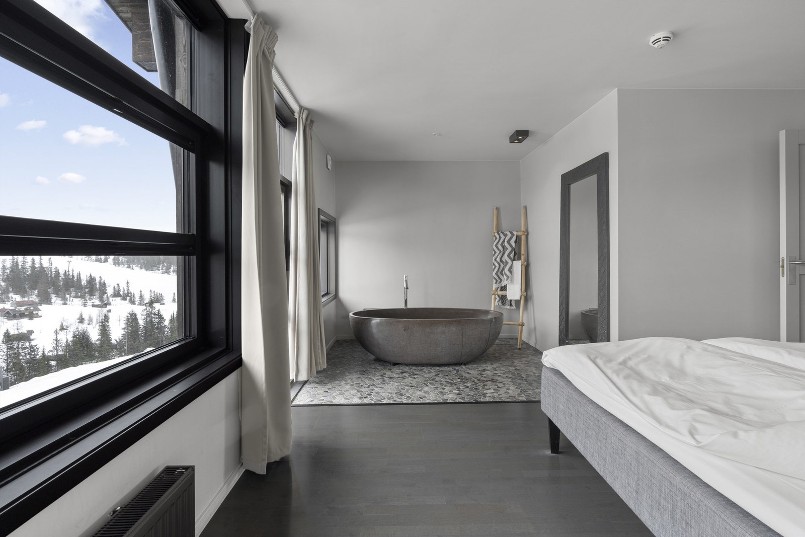 Hovedsoverom i suitedelen. Hvem ønsker ikke å våkne opp i sånne omgivelser? Galleribilde