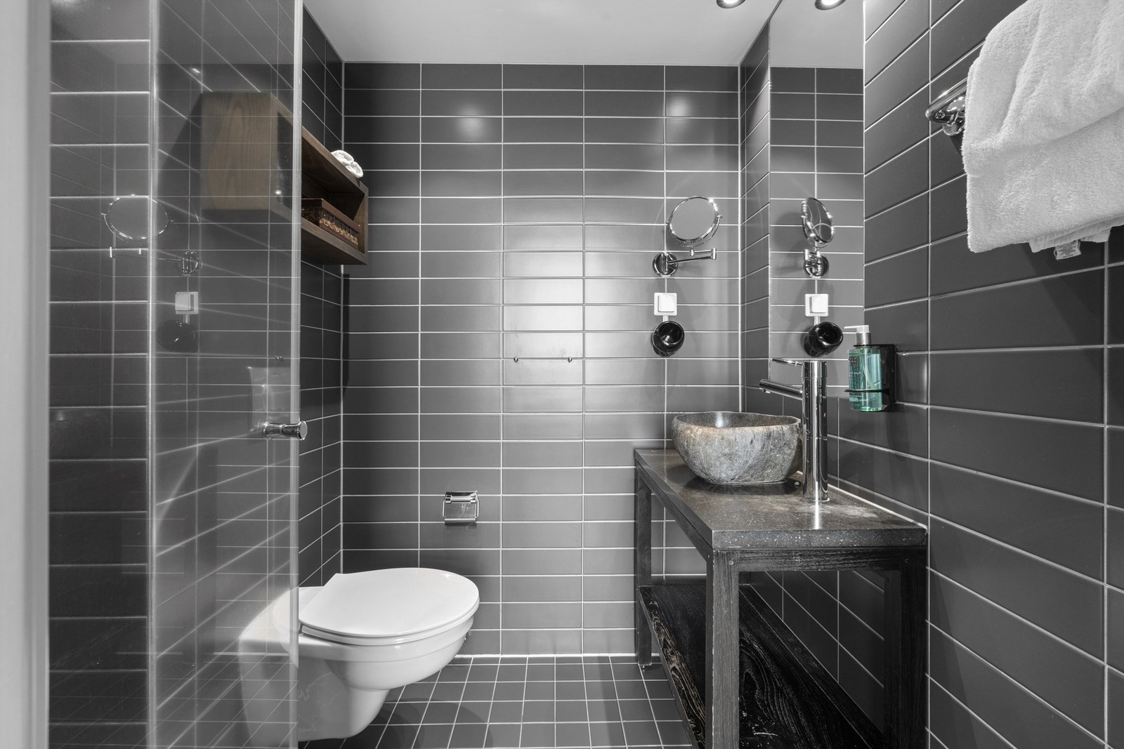 Det er totalt 3 stk lekre bad/wc i leiligheten. Galleribilde