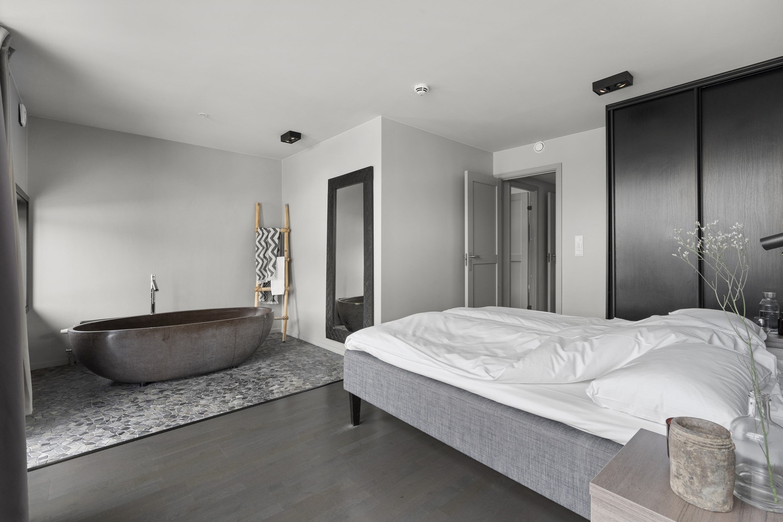 Alle leilighetene på resorten har utleieplikt med hotellet. Det betyr noe begrensning mht. egenbruken, men også fordeler som leieinntekt for eier, samt fri bruk at hotellets fasiliteter; spa/velvære, basseng og trening m.v. Galleribilde