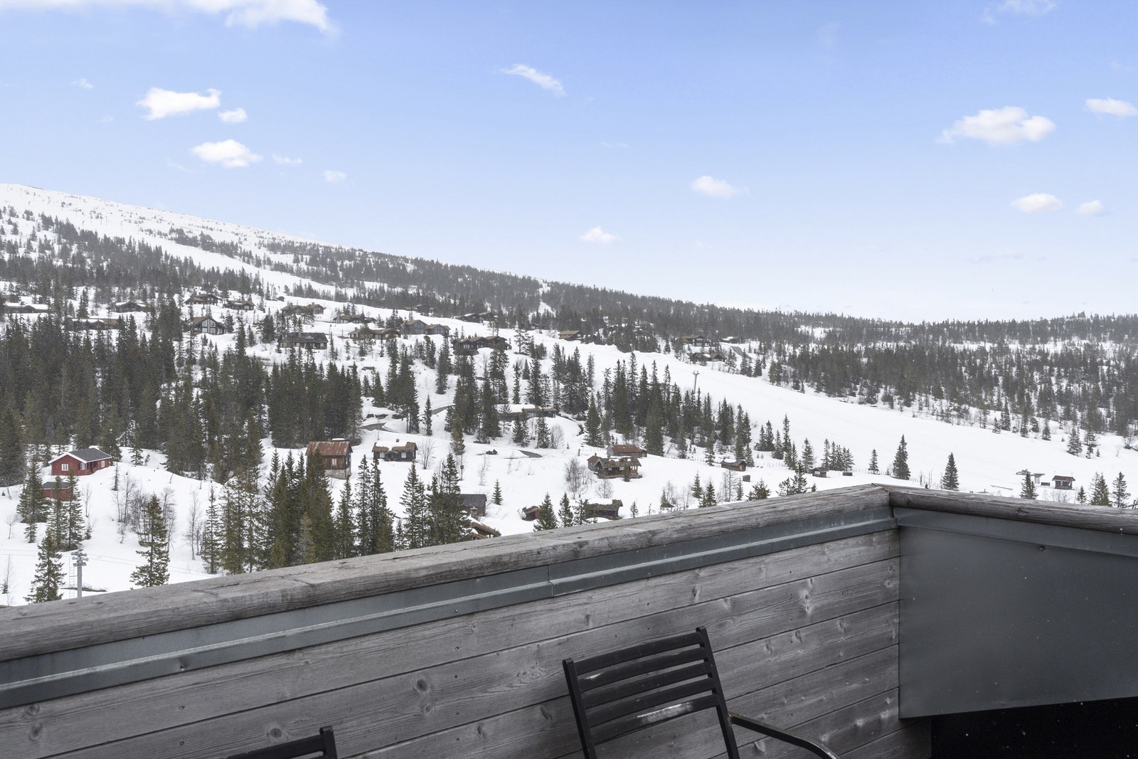 Stor, østvendt balkong på 19 kvm. Adkomst fra stuen og det ene soverommet. Meget solrikt store deler av året fra østlig og sydlig retning. Galleribilde