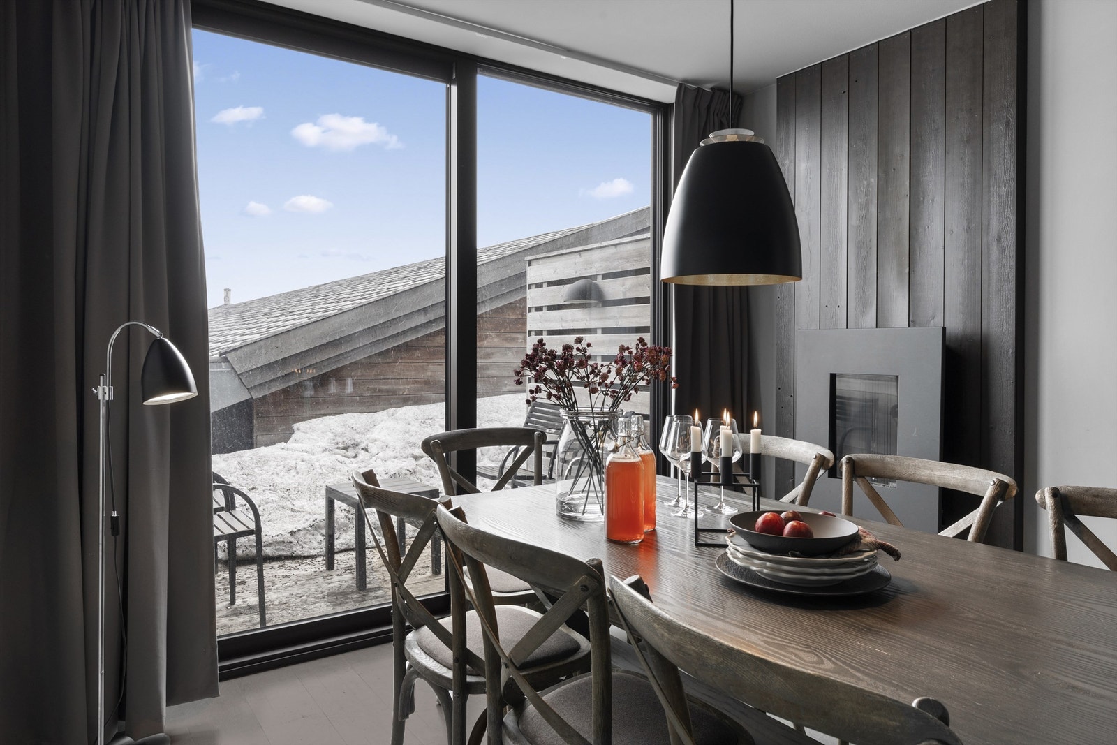 Romslig spisestue med plass til storfamilien med mer. På bildet sees også gasspeisen. Galleribilde