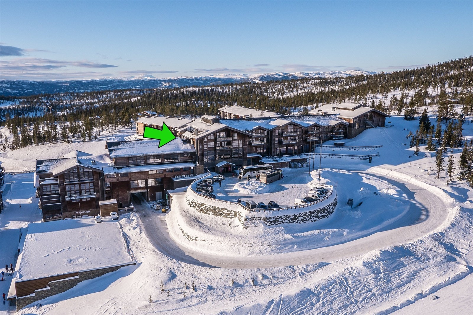 Vi har gleden av å presentere denne perlen av en leilighet. Leil. 1601/03/05 er en spektakulær 5 roms hjørneleilighet i 6. etasje med heisadkomst og 2 balkonger. Nydelig utsikt. 10 sengeplasser. Galleribilde