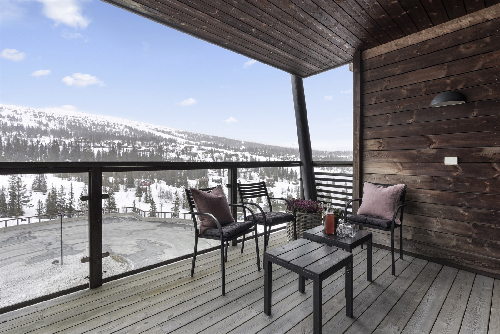 16,5 kvm. overbygget balkong med vid utsikt mot alpintbakken og fjellene Dansarflata og Augunshaug. Galleribilde