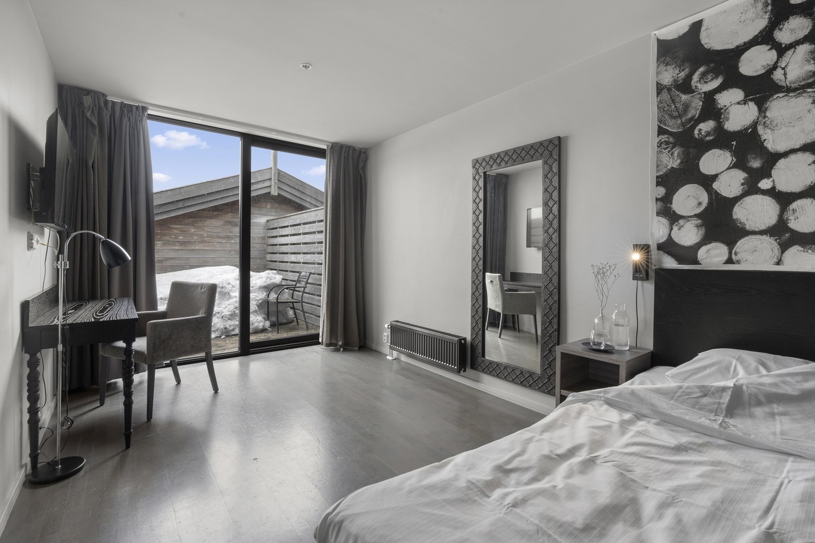 Rom 1601 - hotellromsdel. 1601 har egen inngang, bad/wc, tv og utgang til veranda. Rommet kan slås sammen eller separeres fra suitedelen etter behov. Kjempefin mulighet til å få gode leieinntekter mens du selv disponerer andre deler av leiligheten. Galleribilde