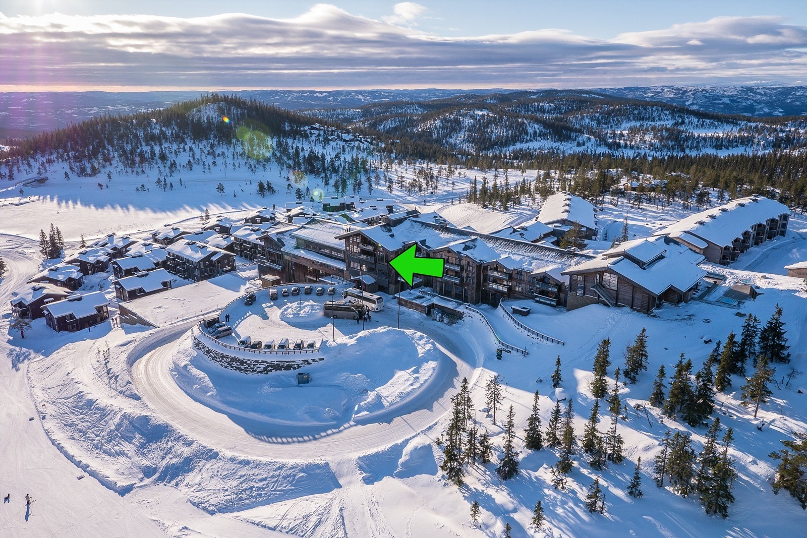 Vi har gleden av å presentere denne perlen av en leilighet. Leil. 1601/03/05 er en spektakulær 5 roms hjørneleilighet i 6. etasje med heisadkomst og 2 balkonger. Nydelig utsikt. 10 sengeplasser. Galleribilde