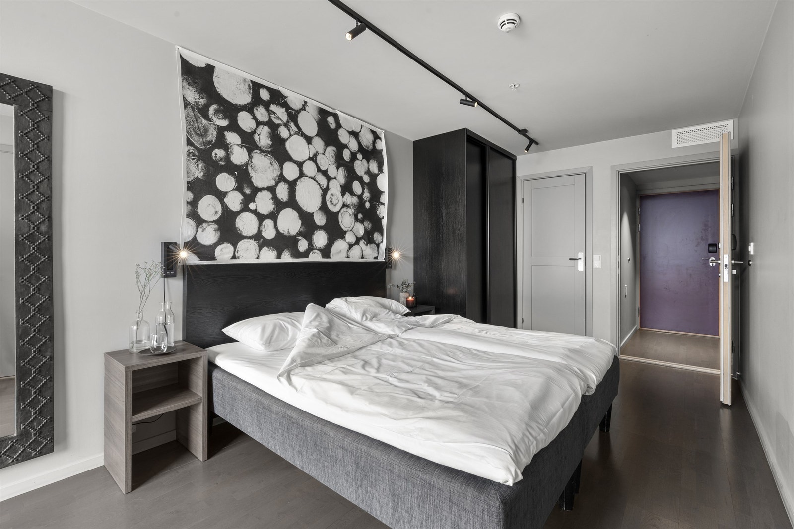 Rom 1601 har egen inngang, bad/wc, tv og utgang til veranda. Rommet kan slås sammen eller separeres fra suitedelen etter behov. I skyvedørsgarderoben er det lov å sette inn et låsbart skap til lagring for eier. Galleribilde